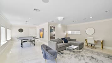 Smart-TV, Tischtennisplatte, Stereoanlage