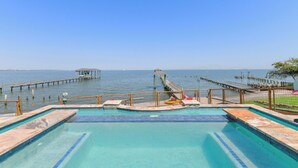 A swimming pool with a view of the sea and a pier. - Private Pier & Pool / 5 min to Kemah Boardwalk (Kemah)
