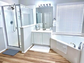 Shower, jetted tub, hair dryer, towels - Modern Spacious 4BR Home Near PGA, Hospitals & Corporate. Great amenities. (Frisco)