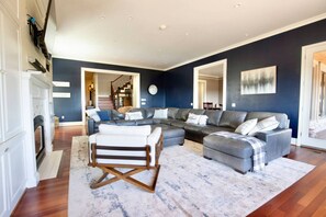 TV, fireplace, offices - Huge Home with Views! (Florissant)