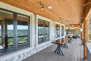Outdoor dining - Lux Hilltop Retreat • Swim Spa • Sauna • Gated • Game Room • Fireplace (Florissant)