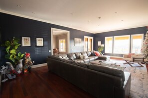 TV, fireplace, offices - Huge Home with Views! (Florissant)