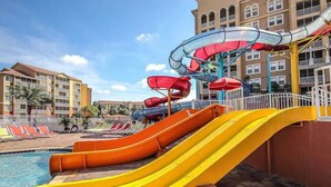 Parque acuático con múltiples toboganes y una zona de piscina.
