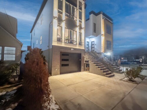 Pristine Pad, Sleep 12, Free parking, 3BRs, 20%OFF