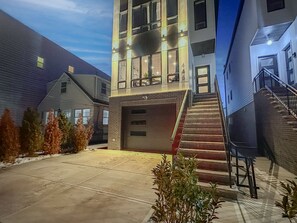 Un edificio de varios pisos con una escalera que sube a los niveles superiores.