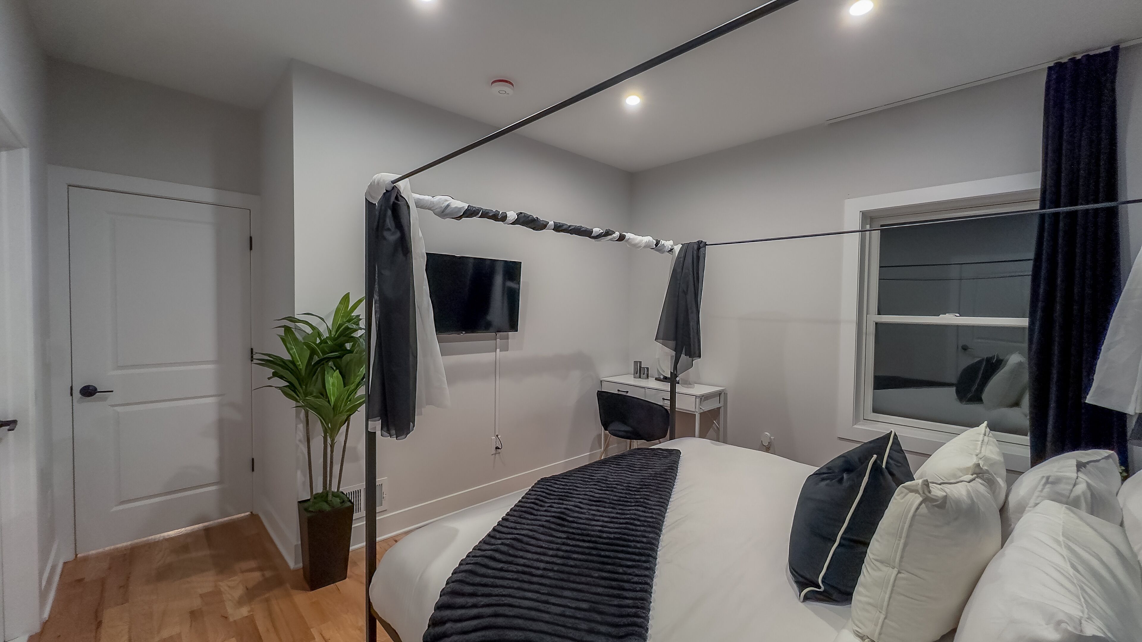 Iron/ironing board, internet, bed sheets