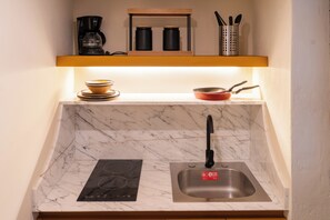 Mini-fridge, cleaning supplies, paper towels - Hotel Boutique Anora (Puebla)
