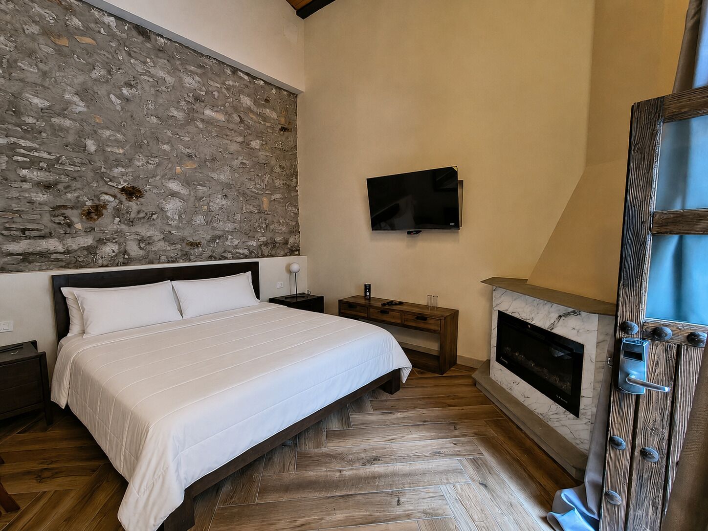 Standard Room, 1 King Bed | Bathroom | Shower, rainfall showerhead, hair dryer, soap