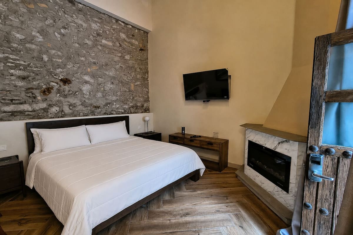 Standard Room, 1 King Bed | Bathroom | Shower, rainfall showerhead, hair dryer, soap
