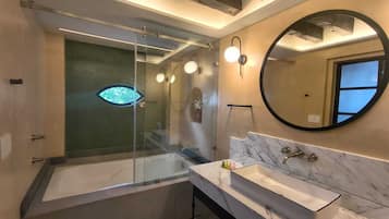 Habitación doble exclusiva, vista al patio | Sábanas de algodón egipcio, ropa de cama de alta calidad y edredón
