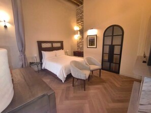 客房内保险箱、遮光窗帘、隔音、熨斗/熨板