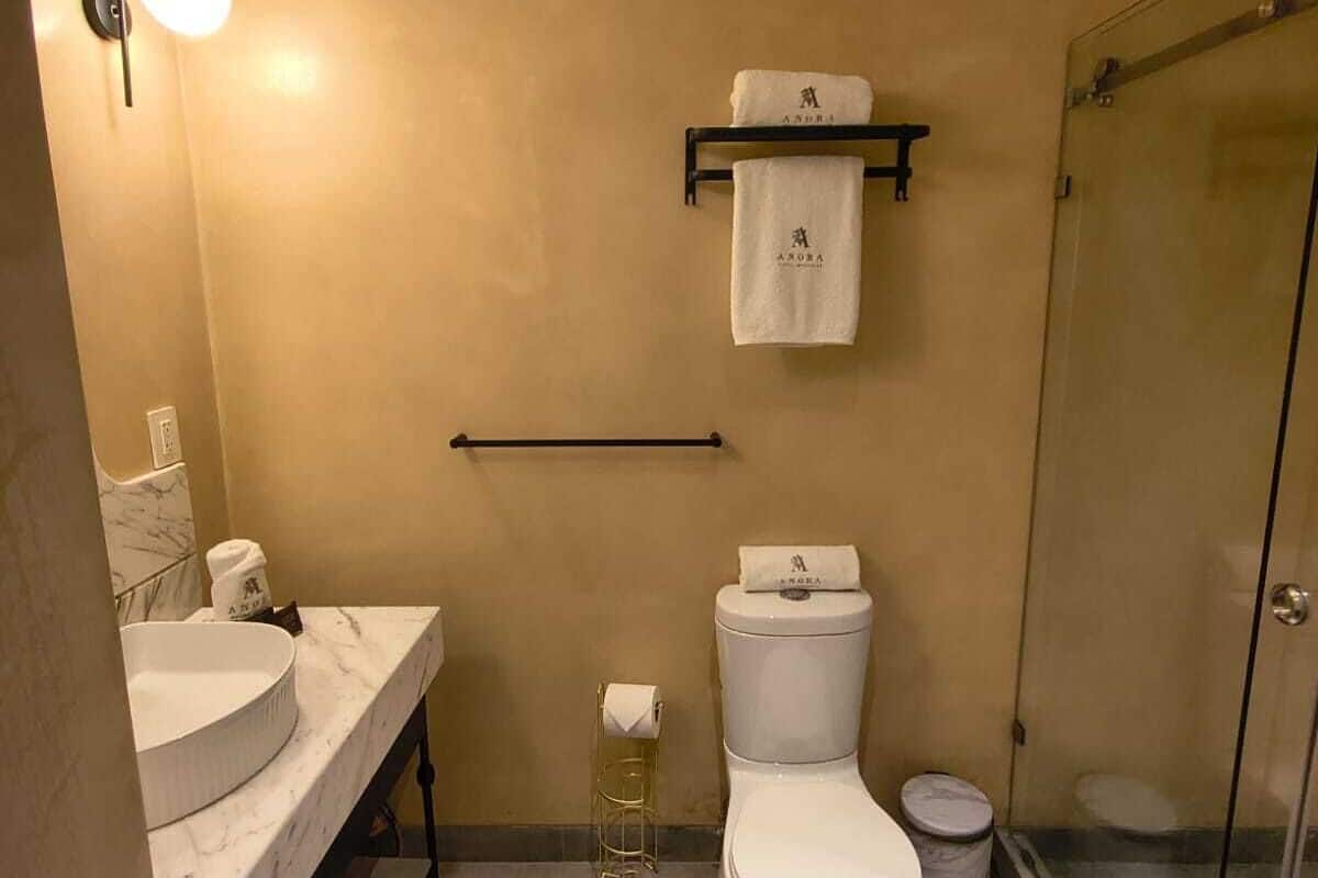 Chambre Standard, 1 très grand lit | Salle de bain | Douche, douche à « effet pluie », sèche-cheveux, savon