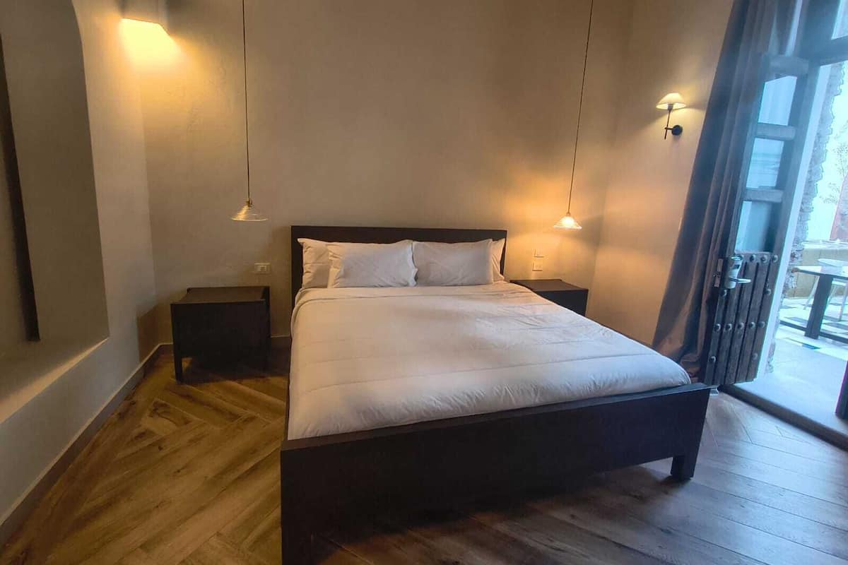 Standard Room, 1 King Bed | Egyptian cotton sheets, premium bedding, down duvets