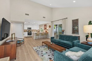 TV - Stylish Two Bedroom House in Peaceful Neighborhood (Carlsbad)