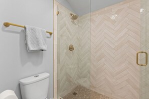 Shower, hair dryer, towels, soap - Stylish Two Bedroom House in Peaceful Neighborhood (Carlsbad)