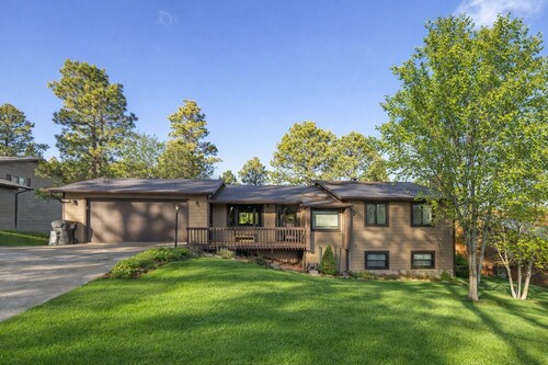 Spacious 4-bedroom family/pet friendly house w/ bonus room, hot tub, & garage