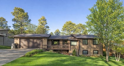 Spacious 4-bedroom family/pet friendly house w/ bonus room, hot tub, & garage