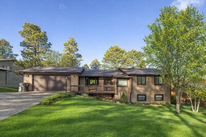 Spacious 4-bedroom family/pet friendly house w/ bonus room, hot tub, & garage