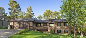 Spacious 4-bedroom family/pet friendly house w/ bonus room, hot tub, & garage