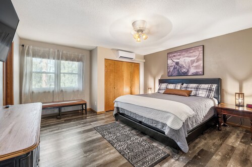 Spacious 4-bedroom family/pet friendly house w/ bonus room, hot tub, & garage