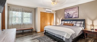 Spacious 4-bedroom family/pet friendly house w/ bonus room, hot tub, & garage