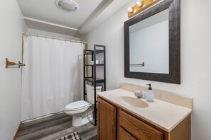 Een douche, een bubbelbad, een haardroger, handdoeken