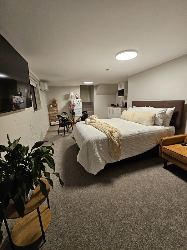 WiFi, bed sheets - Guest Suite,Sleeps 4 (New Plymouth)