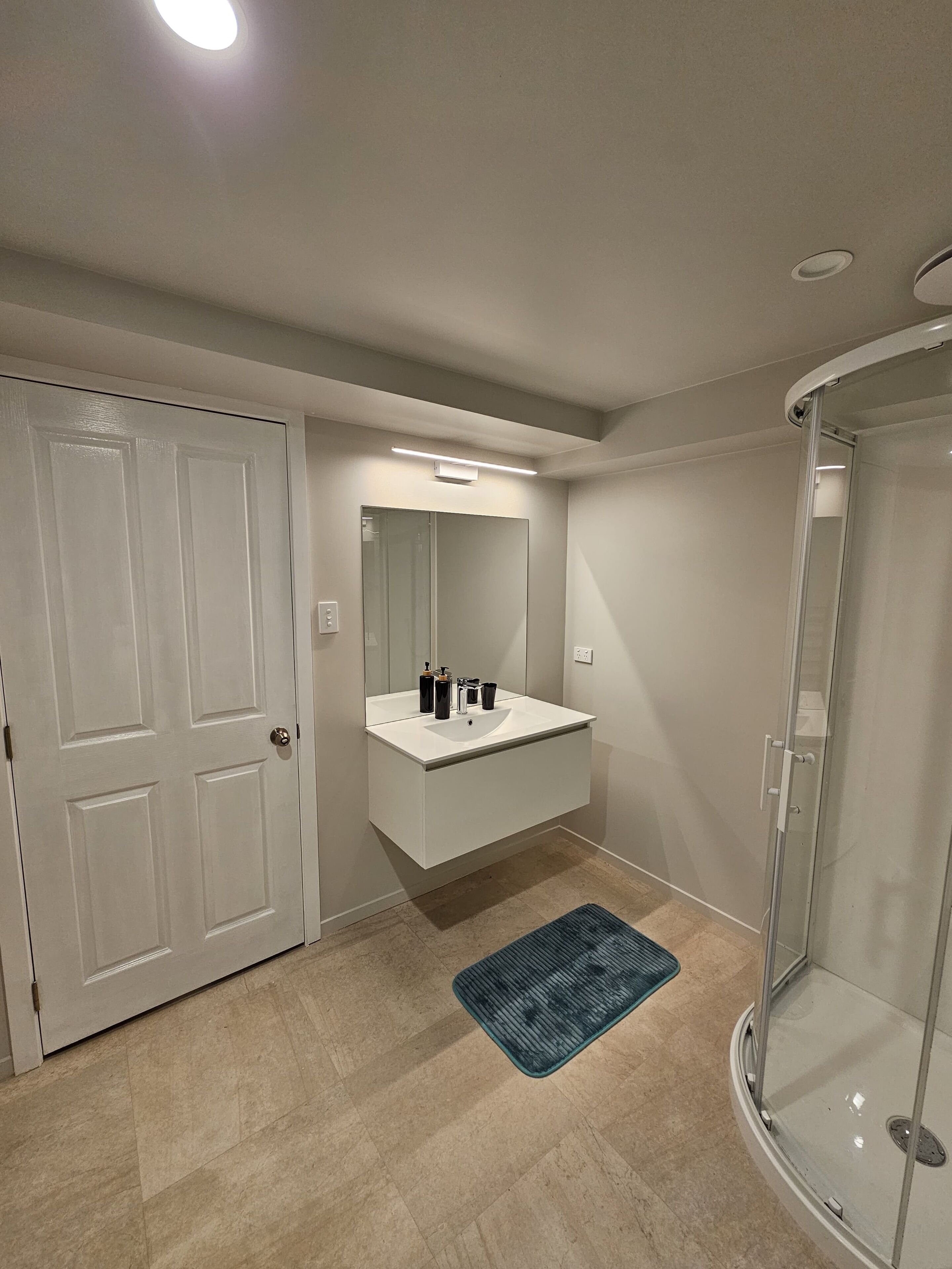 Hiustenkuivaaja, pyyhkeet, saippua, vessapaperi