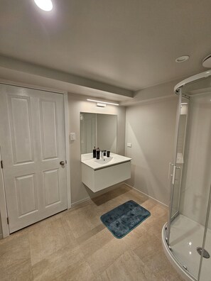 Hiustenkuivaaja, pyyhkeet, saippua, vessapaperi