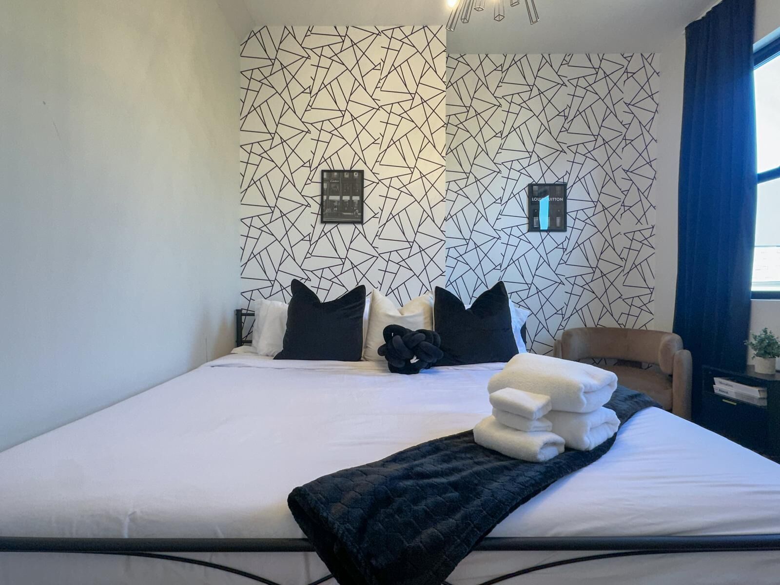 Tabla de planchar con plancha, internet y ropa de cama 