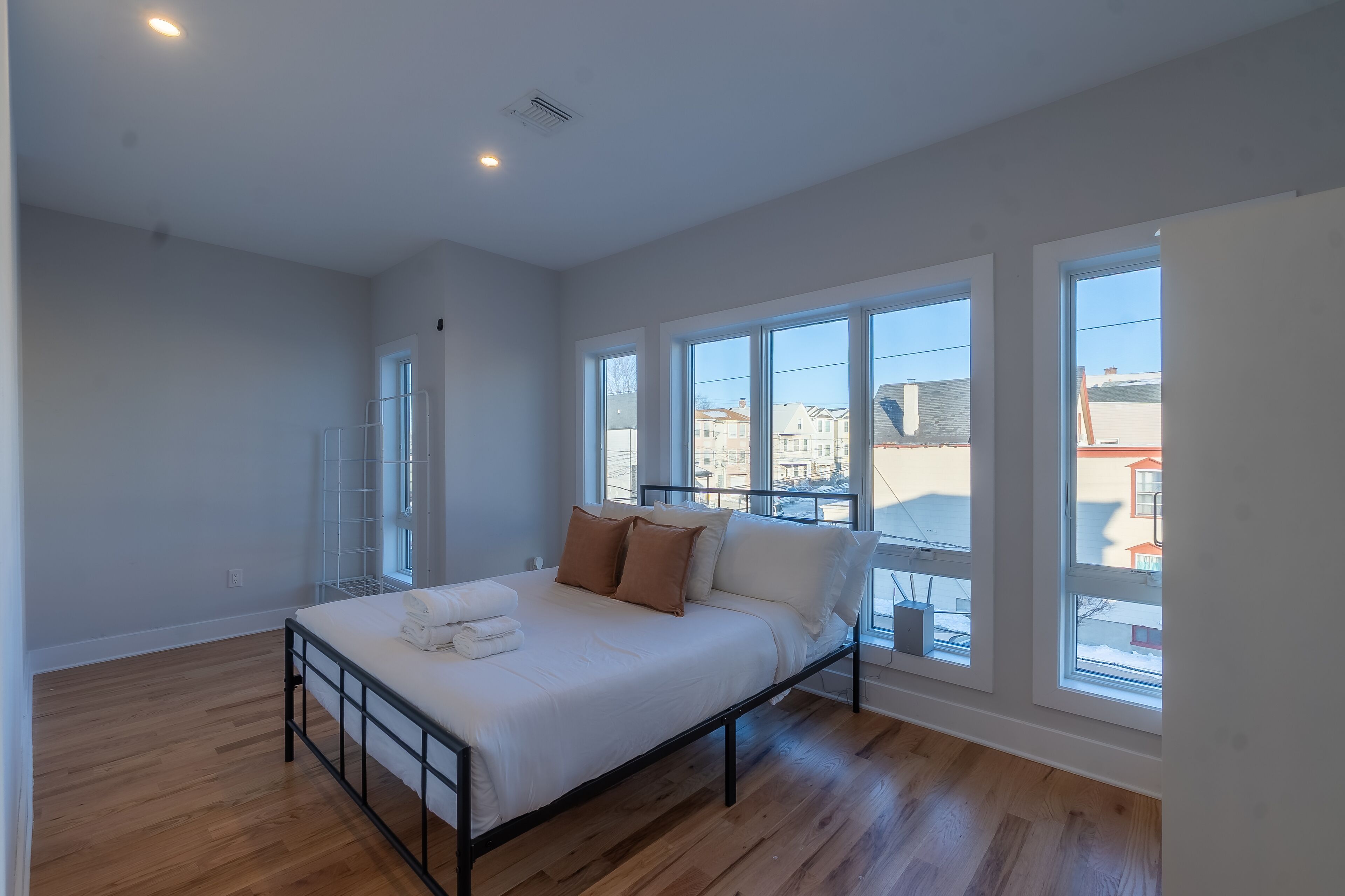 Tabla de planchar con plancha, internet y ropa de cama 