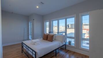 Tabla de planchar con plancha, internet y ropa de cama