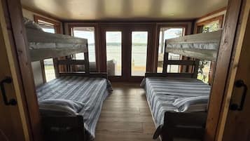 6 bedrooms, free WiFi, bed sheets