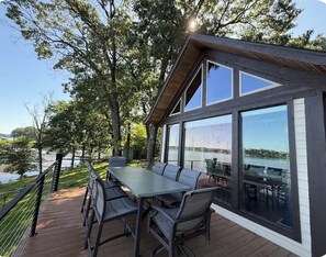 Outdoor dining - Charming 6-bedroom house in serene Grove , OK perfect for families (Grove)