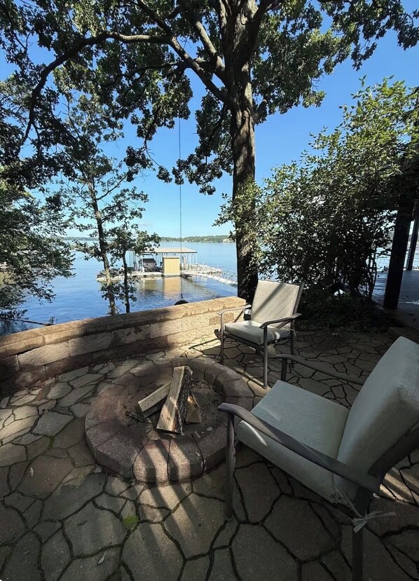 Terrace/patio - Charming 6-bedroom house in serene Grove , OK perfect for families (Grove)