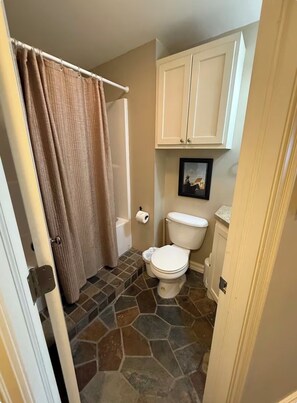 Shower, hair dryer, towels, soap - Charming 6-bedroom house in serene Grove , OK perfect for families (Grove)