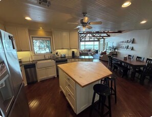 Fridge, microwave, oven, stovetop - Charming 6-bedroom house in serene Grove , OK perfect for families (Grove)