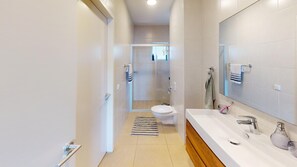 Shower, hair dryer, towels, soap - 2-bedroom apartment in Blue Bay Resort (Willemstad)