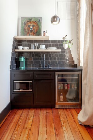 Private kitchen - Charming Downtown Loft Suite, Walkable, Kitchenette, Historic Character (Heber Springs)