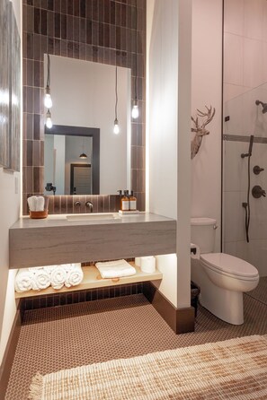 Bathroom - Charming Downtown Loft Suite, Walkable, Kitchenette, Historic Character (Heber Springs)