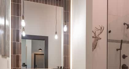 Charming Downtown Loft Suite, Walkable, Kitchenette, Historic Character