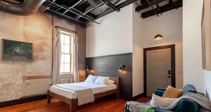 Charming Downtown Loft Suite, Walkable, Kitchenette, Historic Character