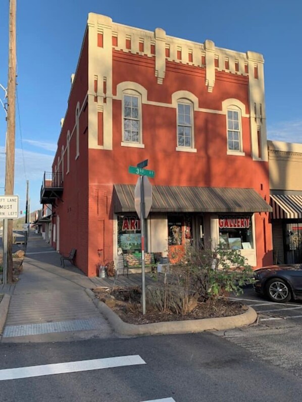 Exterior - Charming Downtown Loft Suite, Walkable, Kitchenette, Historic Character (Heber Springs)