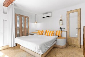 2 bedrooms, iron/ironing board, WiFi, bed sheets - 2BR Walled City Family Apartment (Cartagena de Indias)