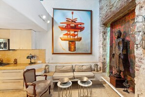 TV - 2BR Walled City Family Apartment (Cartagena de Indias)