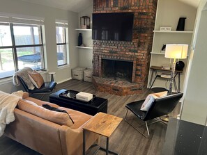 Living area - Waterfront Home Minutes from Downtown Fort Worth and Stockyards (Fort Worth)