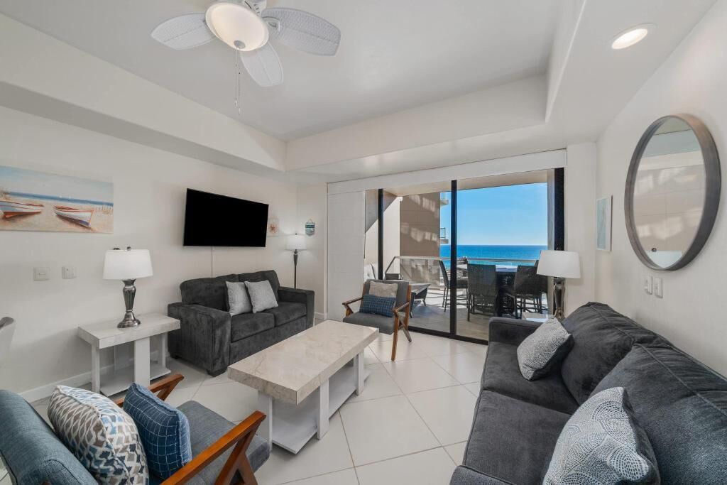 Departamento, patio, vista al mar | Área de sala de estar | Televisión 