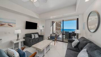 Departamento, patio, vista al mar | Área de sala de estar | Televisión