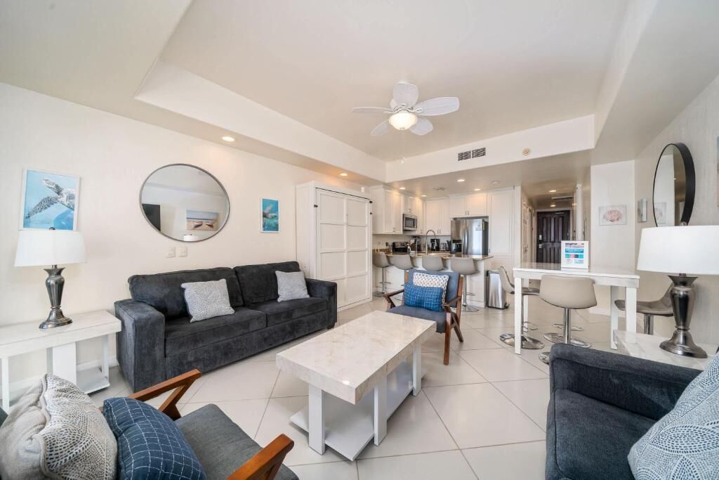 Departamento, patio, vista al mar | Área de sala de estar | Televisión 