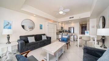 Departamento, patio, vista al mar | Área de sala de estar | Televisión